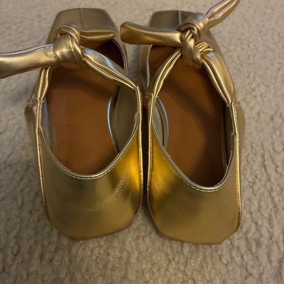 Elegant Gold Women's Shoes - Picture 2 of 4